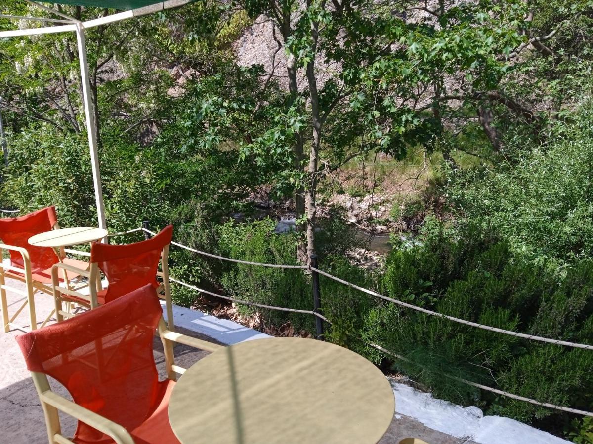 Guesthouse Eleftherios カラブリタ エクステリア 写真