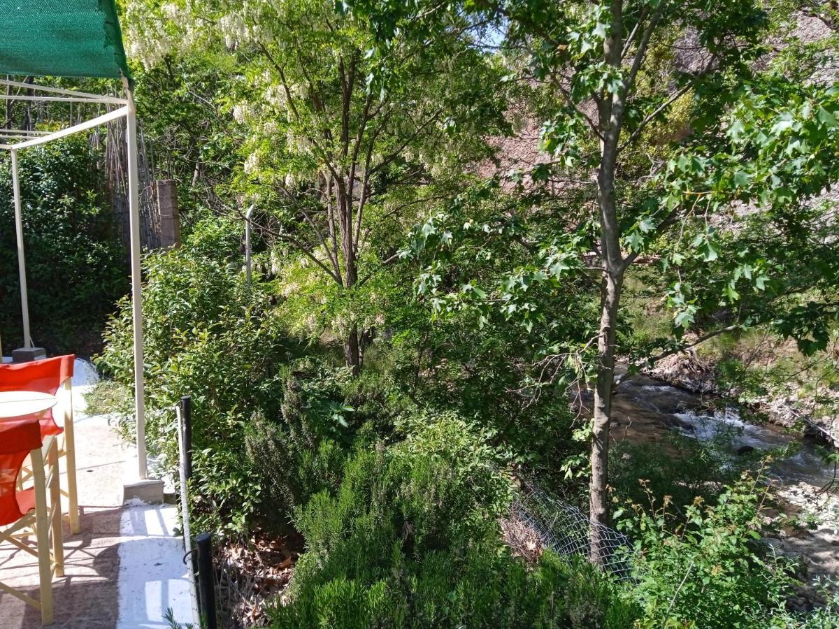 Guesthouse Eleftherios カラブリタ エクステリア 写真