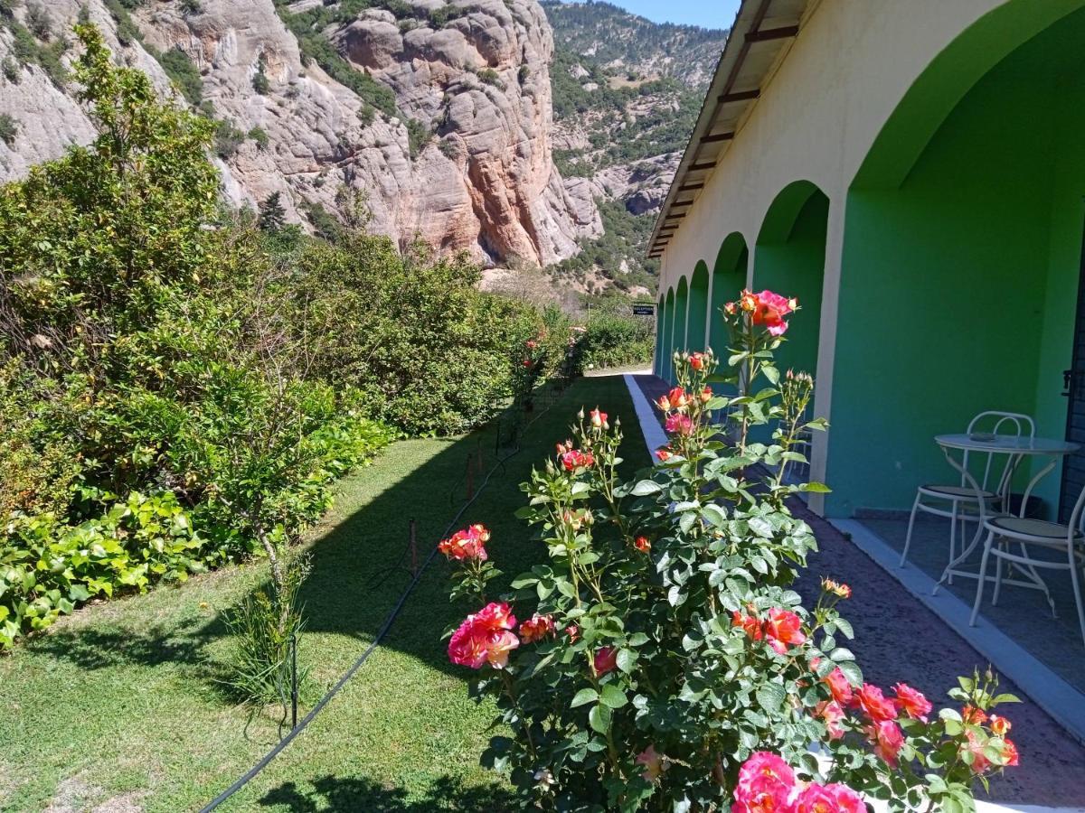 Guesthouse Eleftherios カラブリタ エクステリア 写真