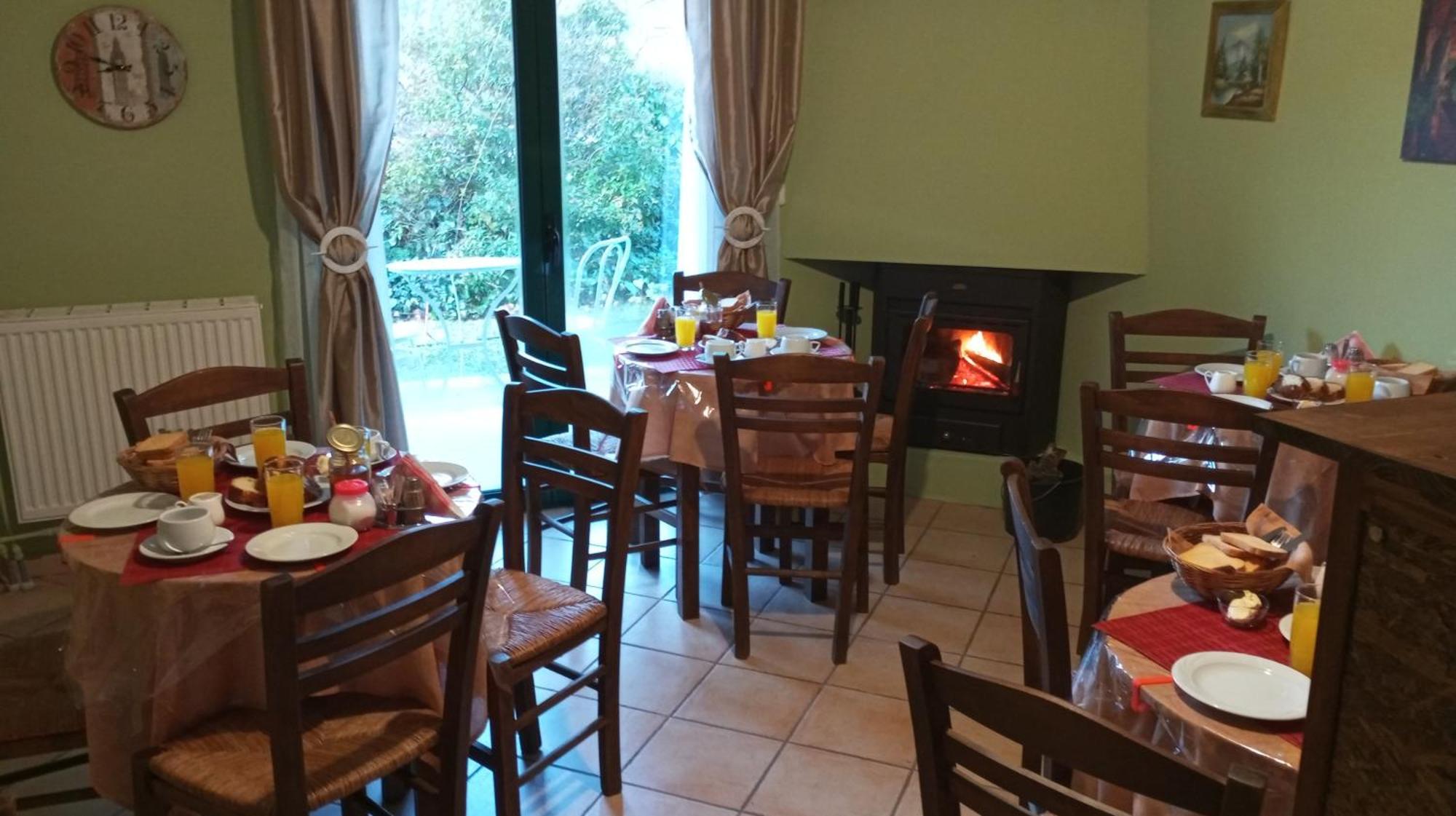 Guesthouse Eleftherios カラブリタ エクステリア 写真