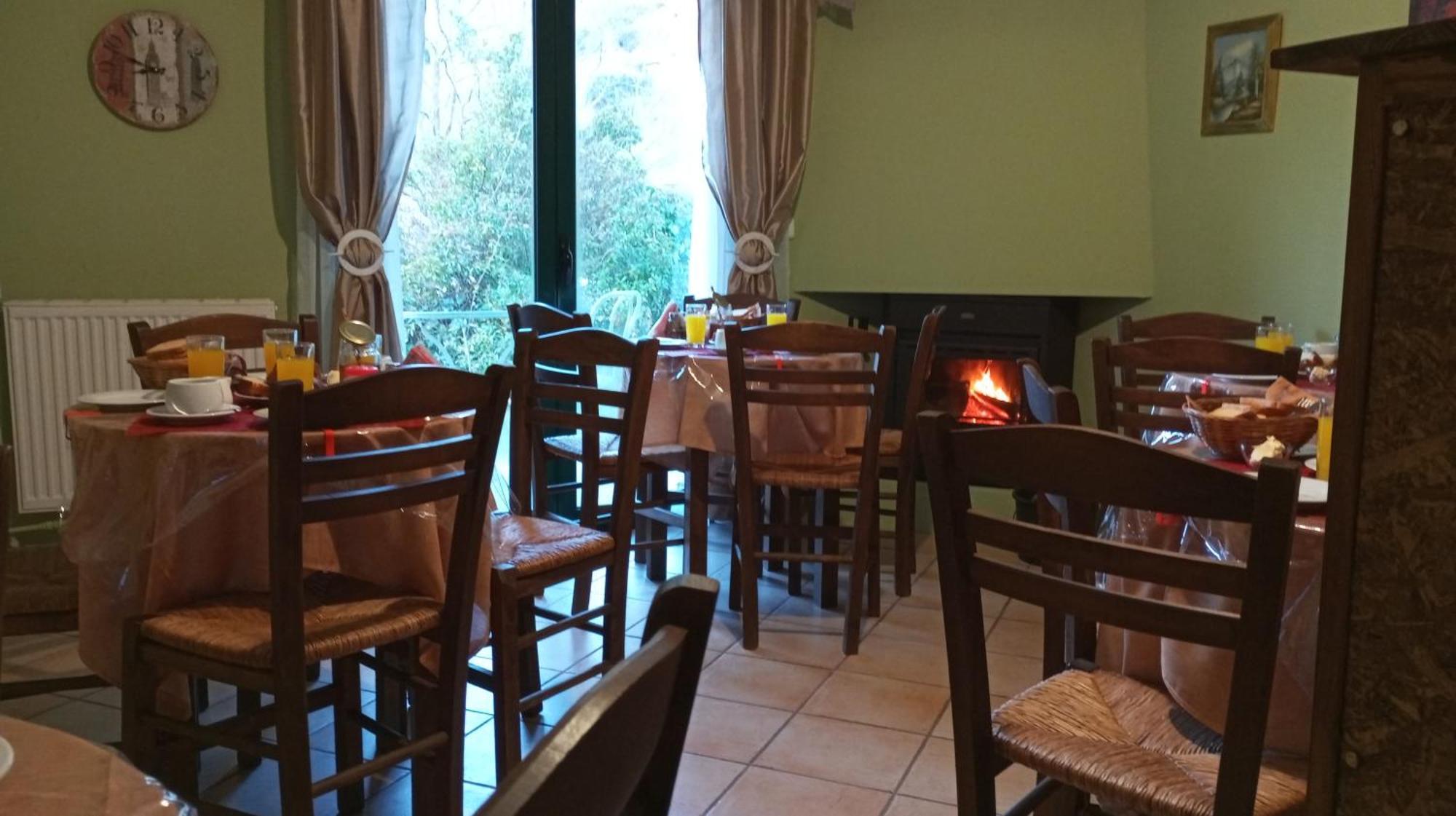 Guesthouse Eleftherios カラブリタ エクステリア 写真