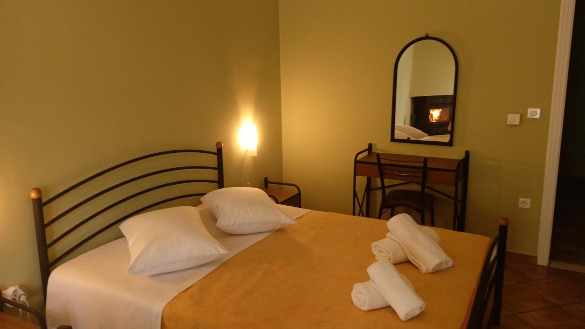 Guesthouse Eleftherios カラブリタ エクステリア 写真