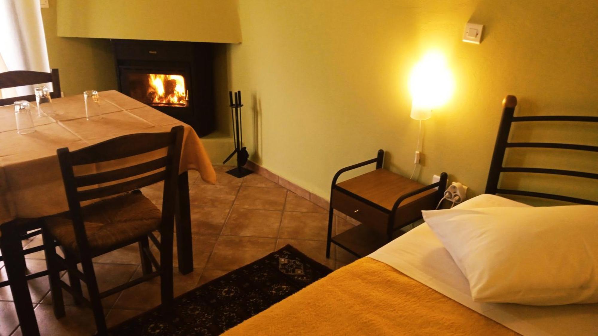 Guesthouse Eleftherios カラブリタ エクステリア 写真