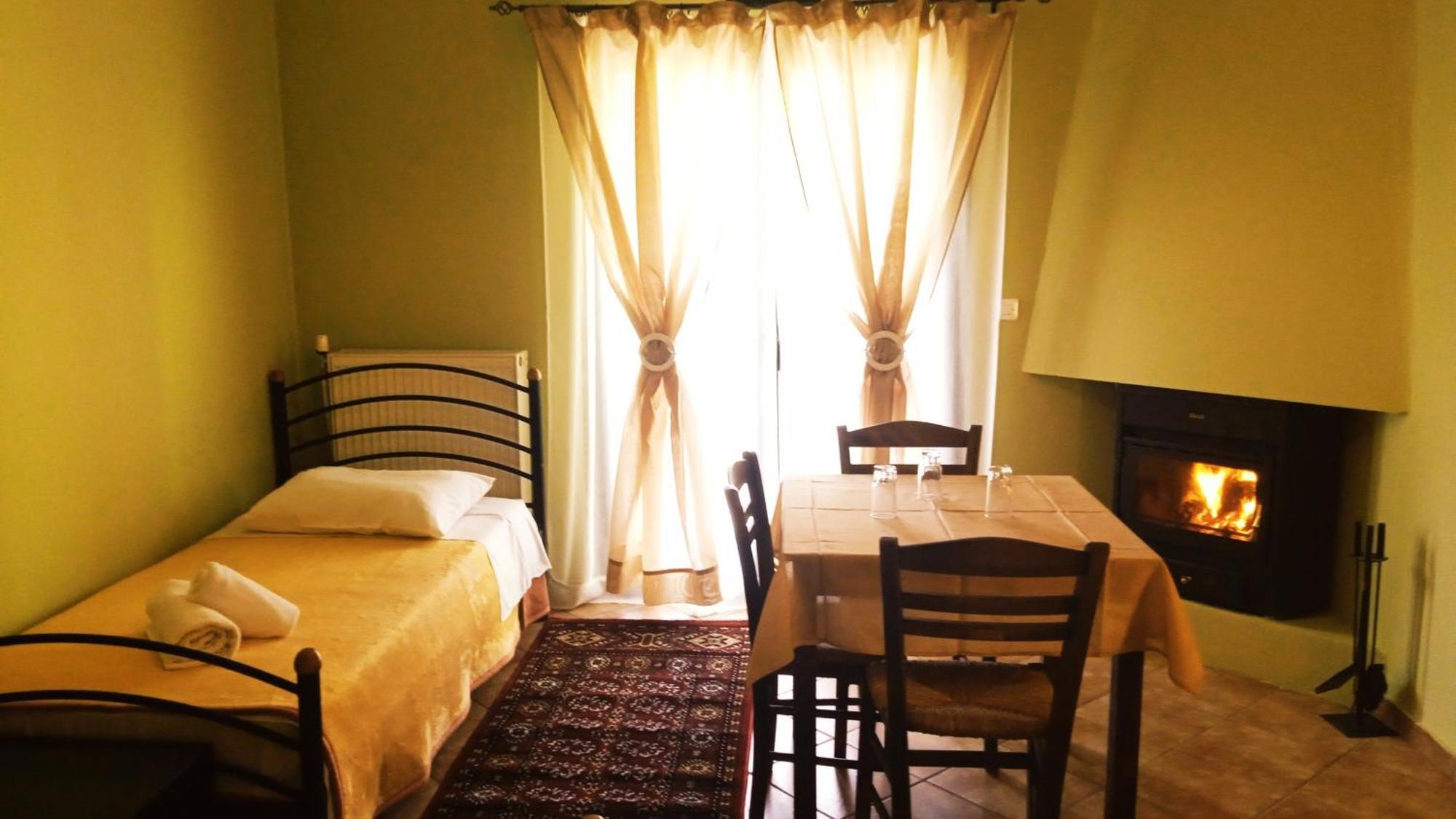 Guesthouse Eleftherios カラブリタ エクステリア 写真