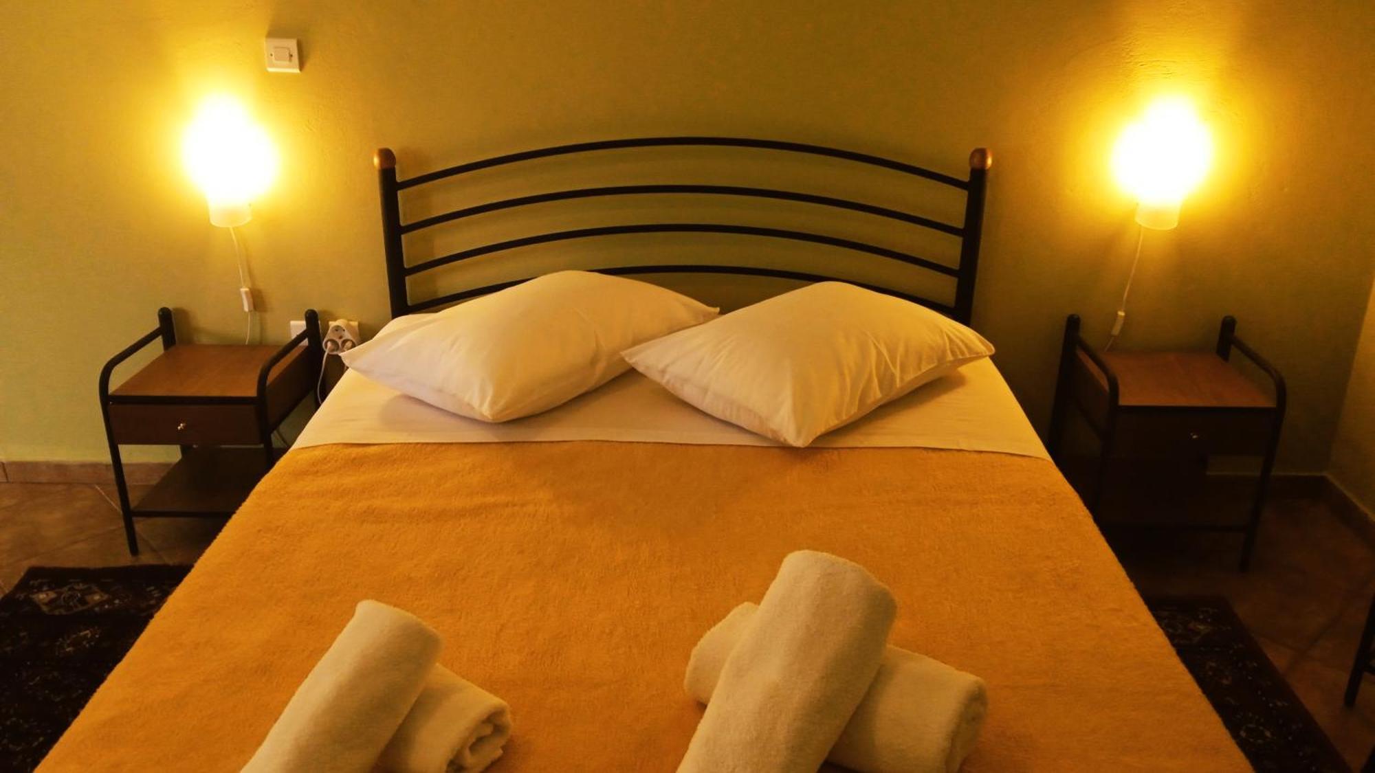 Guesthouse Eleftherios カラブリタ エクステリア 写真