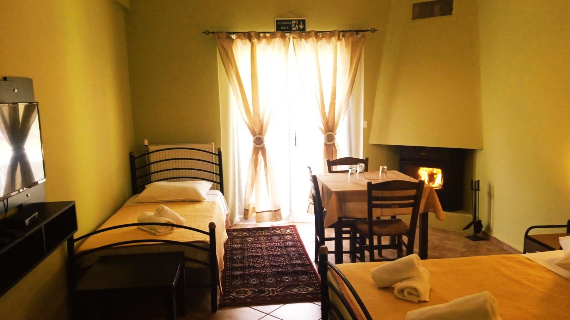 Guesthouse Eleftherios カラブリタ エクステリア 写真