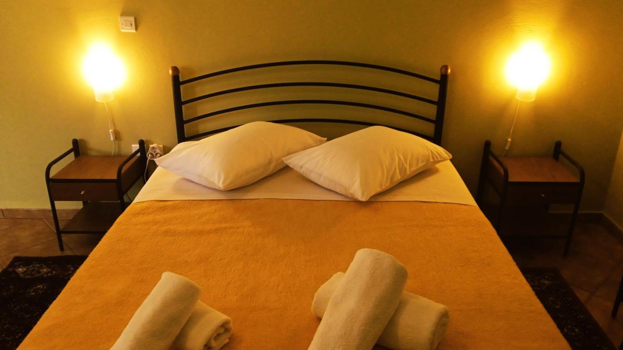 Guesthouse Eleftherios カラブリタ エクステリア 写真