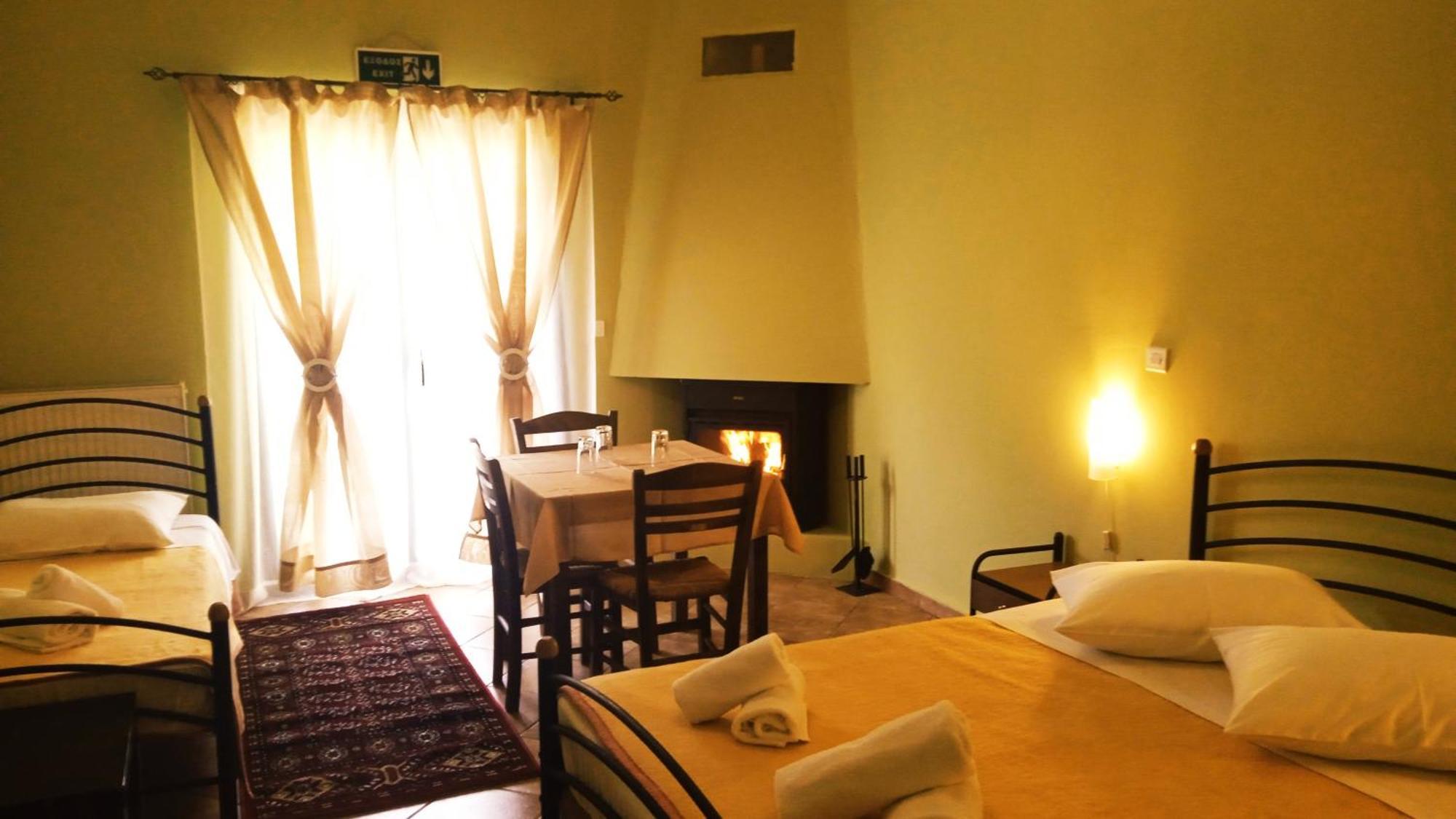Guesthouse Eleftherios カラブリタ エクステリア 写真
