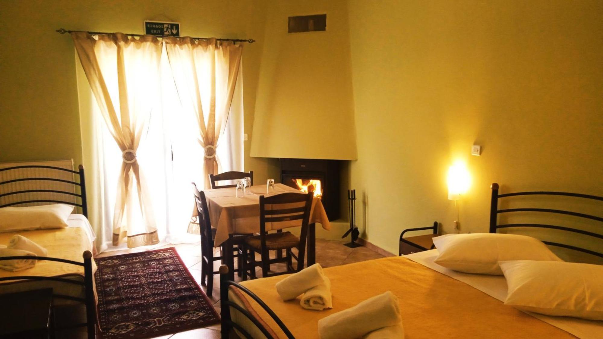 Guesthouse Eleftherios カラブリタ エクステリア 写真