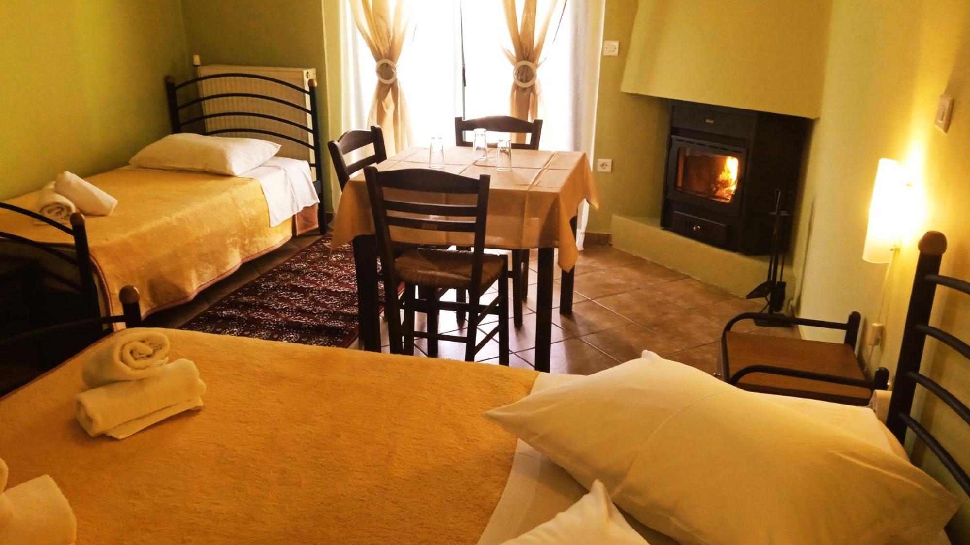 Guesthouse Eleftherios カラブリタ エクステリア 写真