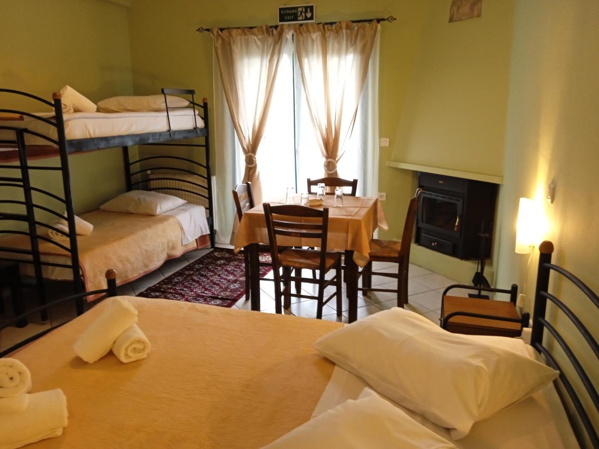 Guesthouse Eleftherios カラブリタ エクステリア 写真