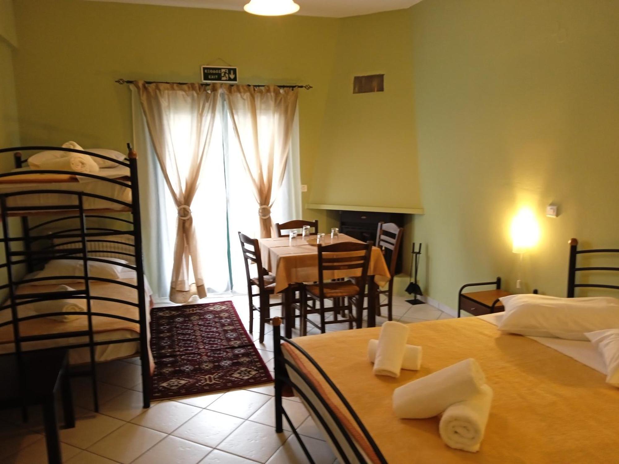 Guesthouse Eleftherios カラブリタ エクステリア 写真