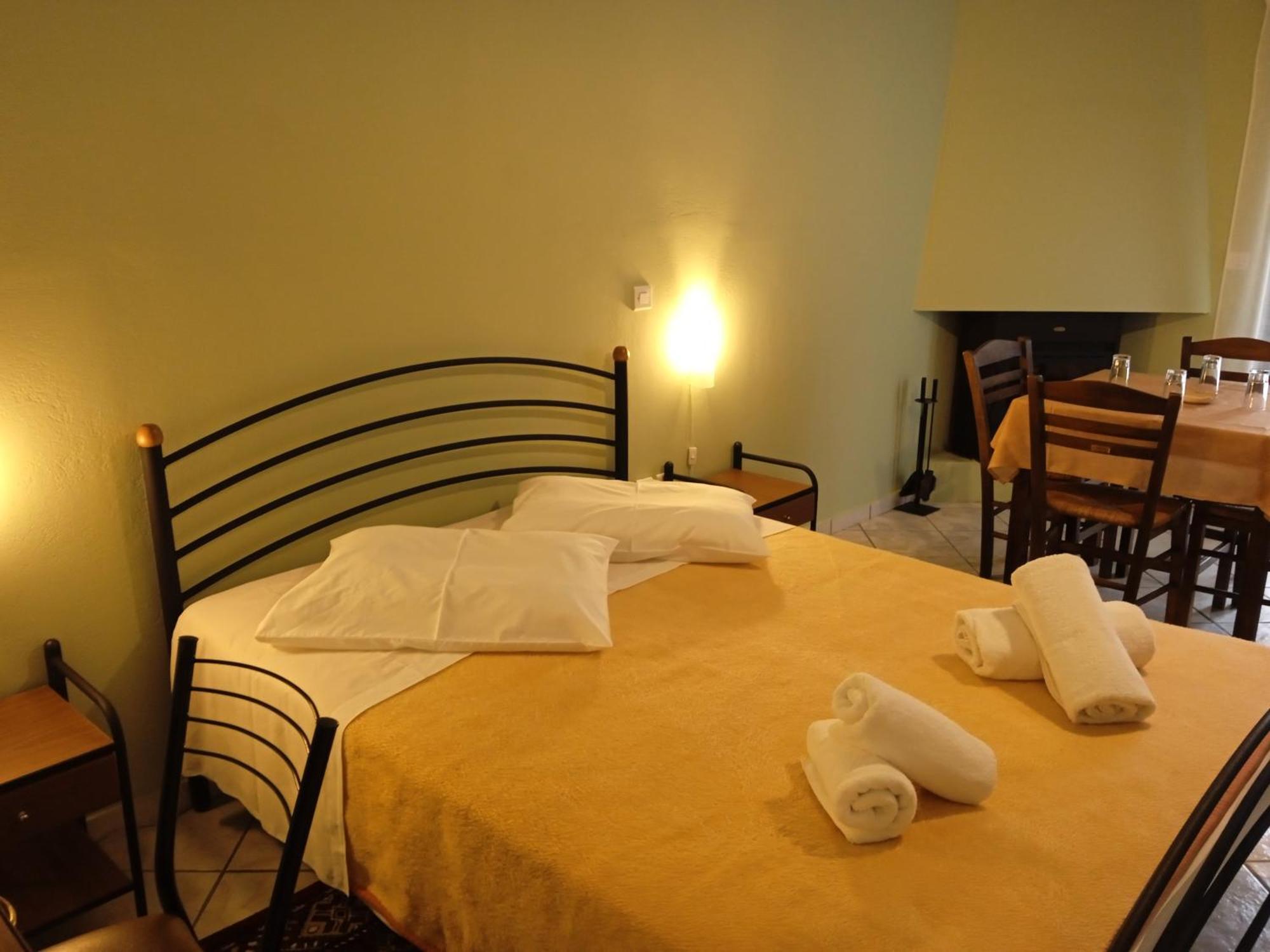 Guesthouse Eleftherios カラブリタ エクステリア 写真