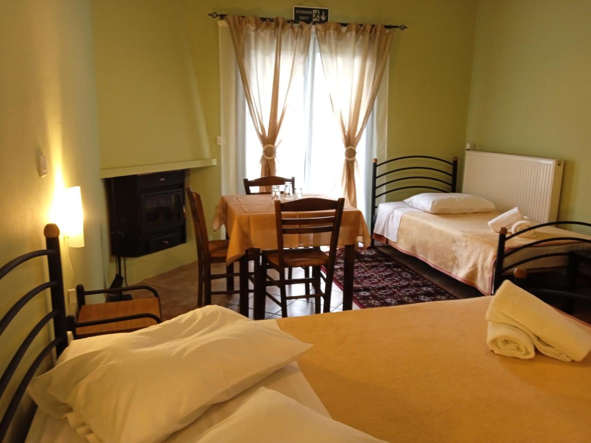 Guesthouse Eleftherios カラブリタ エクステリア 写真