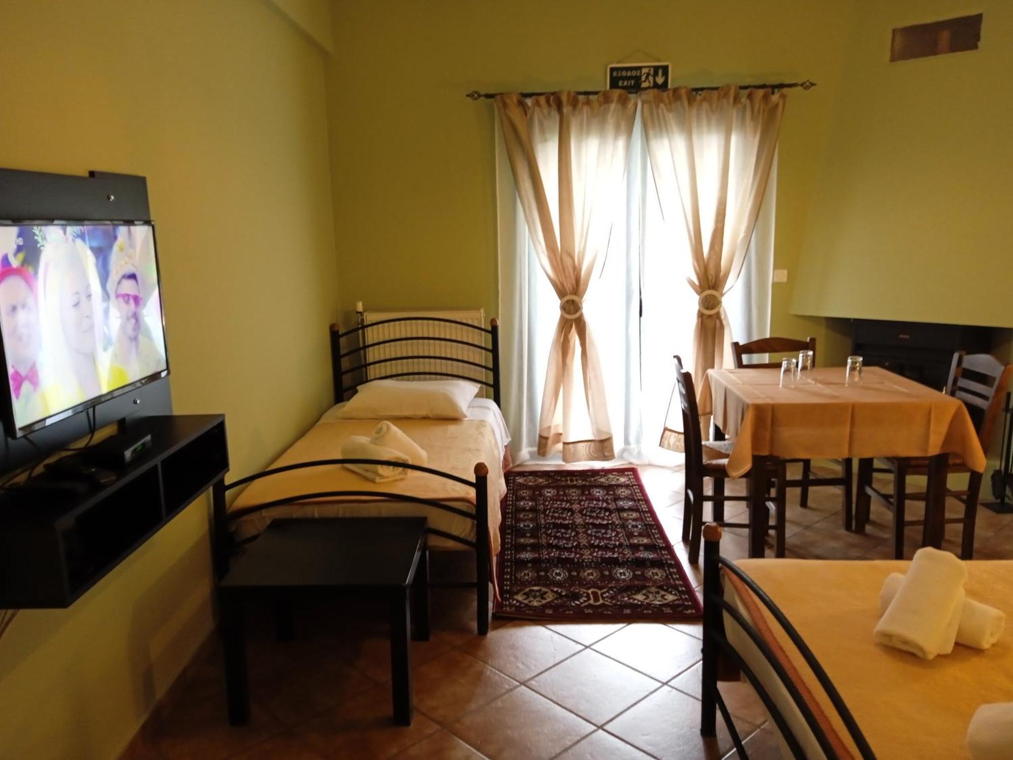 Guesthouse Eleftherios カラブリタ エクステリア 写真