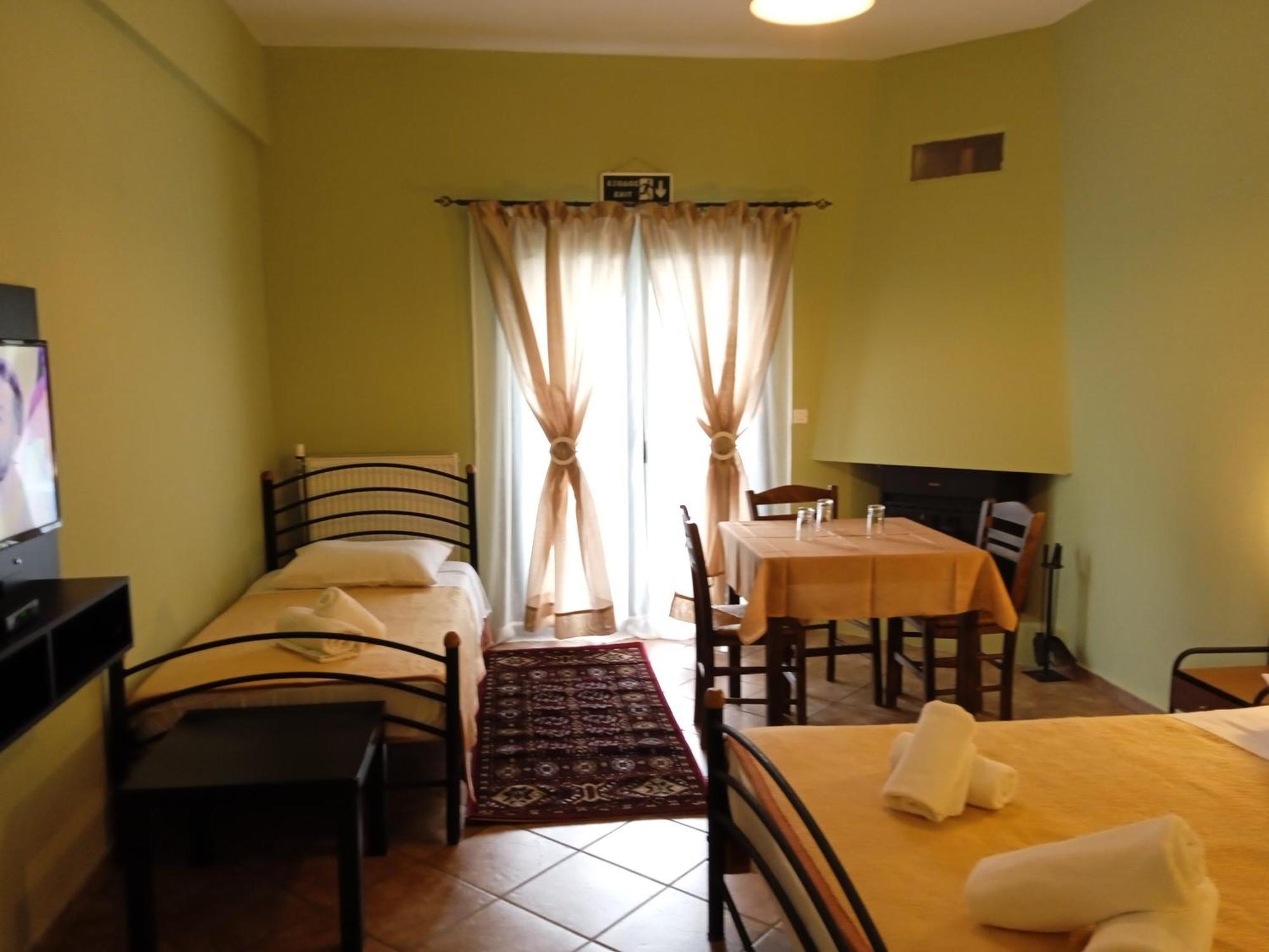 Guesthouse Eleftherios カラブリタ エクステリア 写真