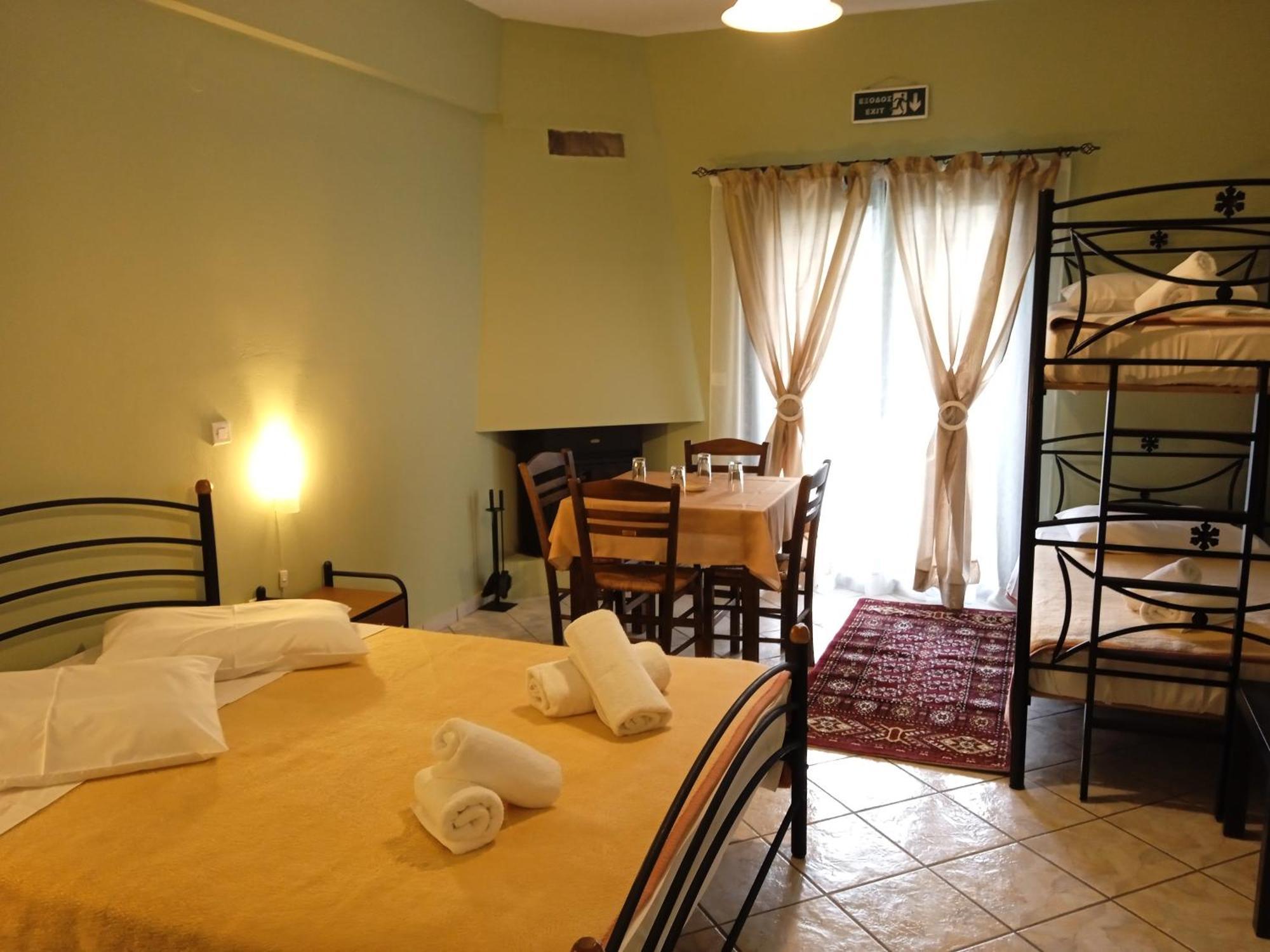 Guesthouse Eleftherios カラブリタ エクステリア 写真