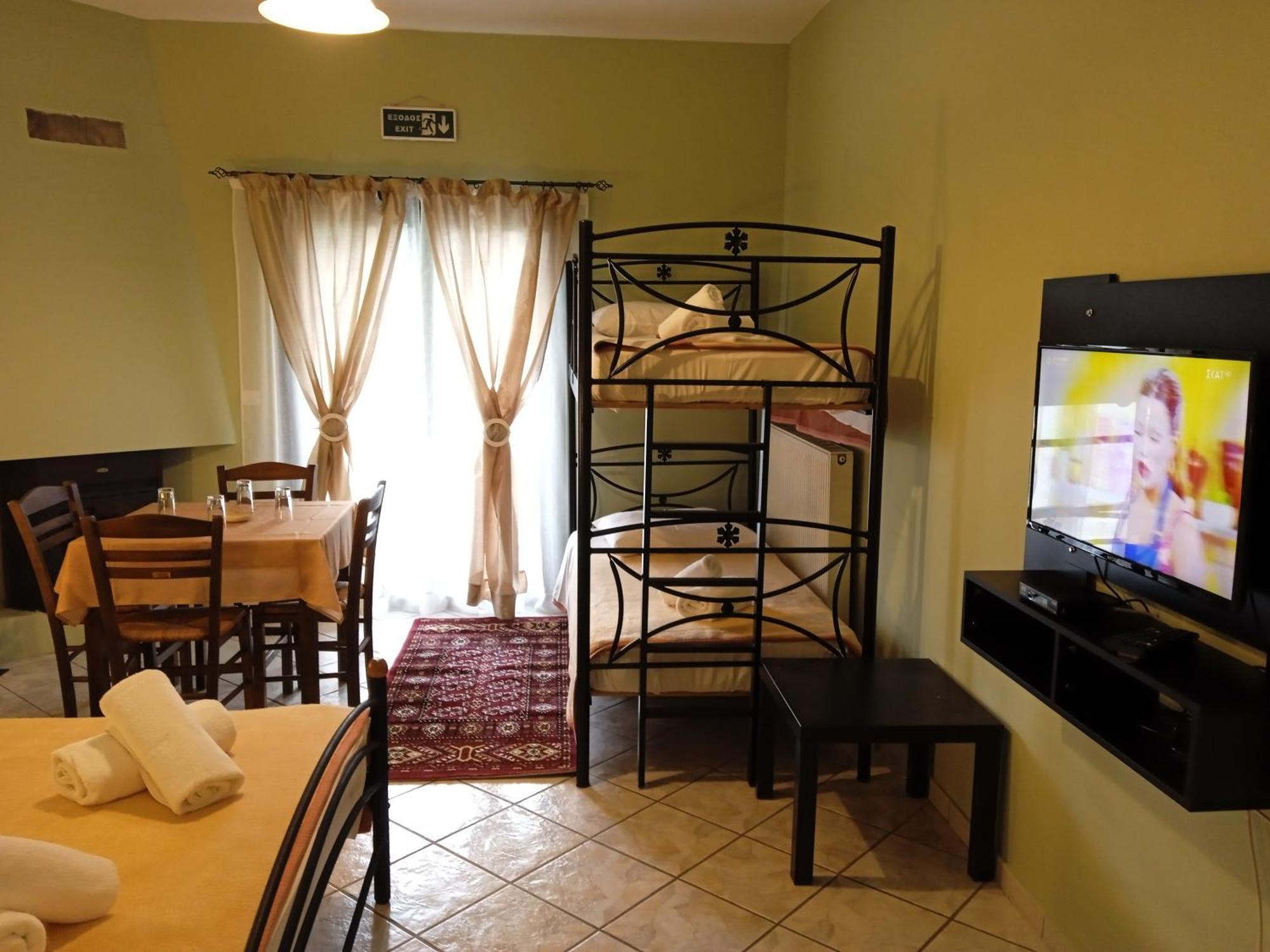 Guesthouse Eleftherios カラブリタ エクステリア 写真
