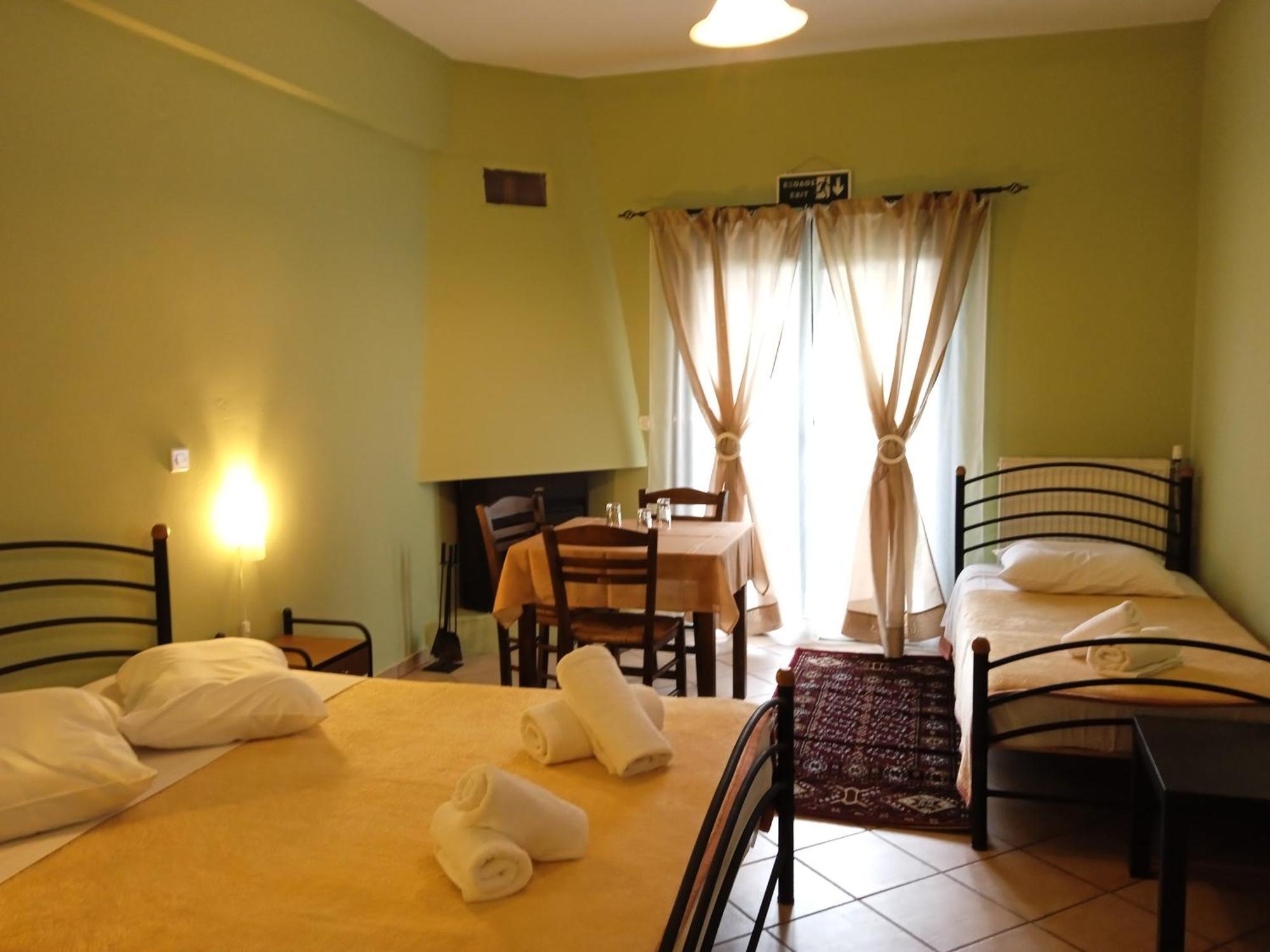 Guesthouse Eleftherios カラブリタ エクステリア 写真