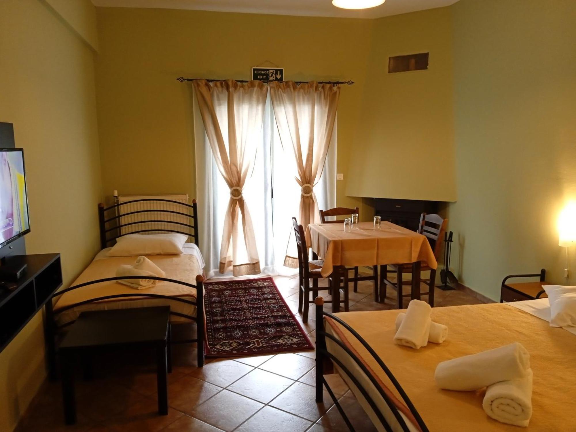 Guesthouse Eleftherios カラブリタ エクステリア 写真