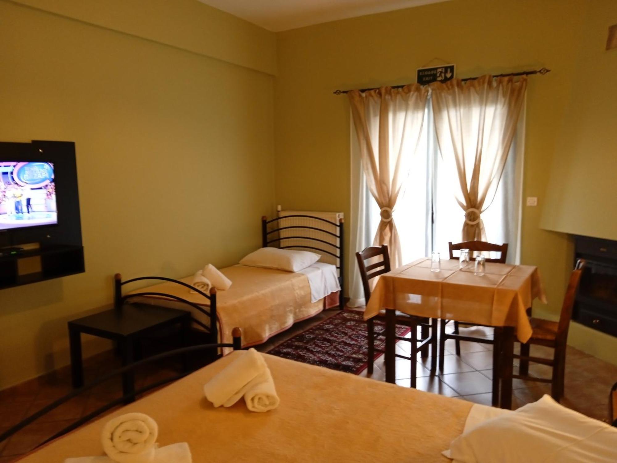 Guesthouse Eleftherios カラブリタ エクステリア 写真
