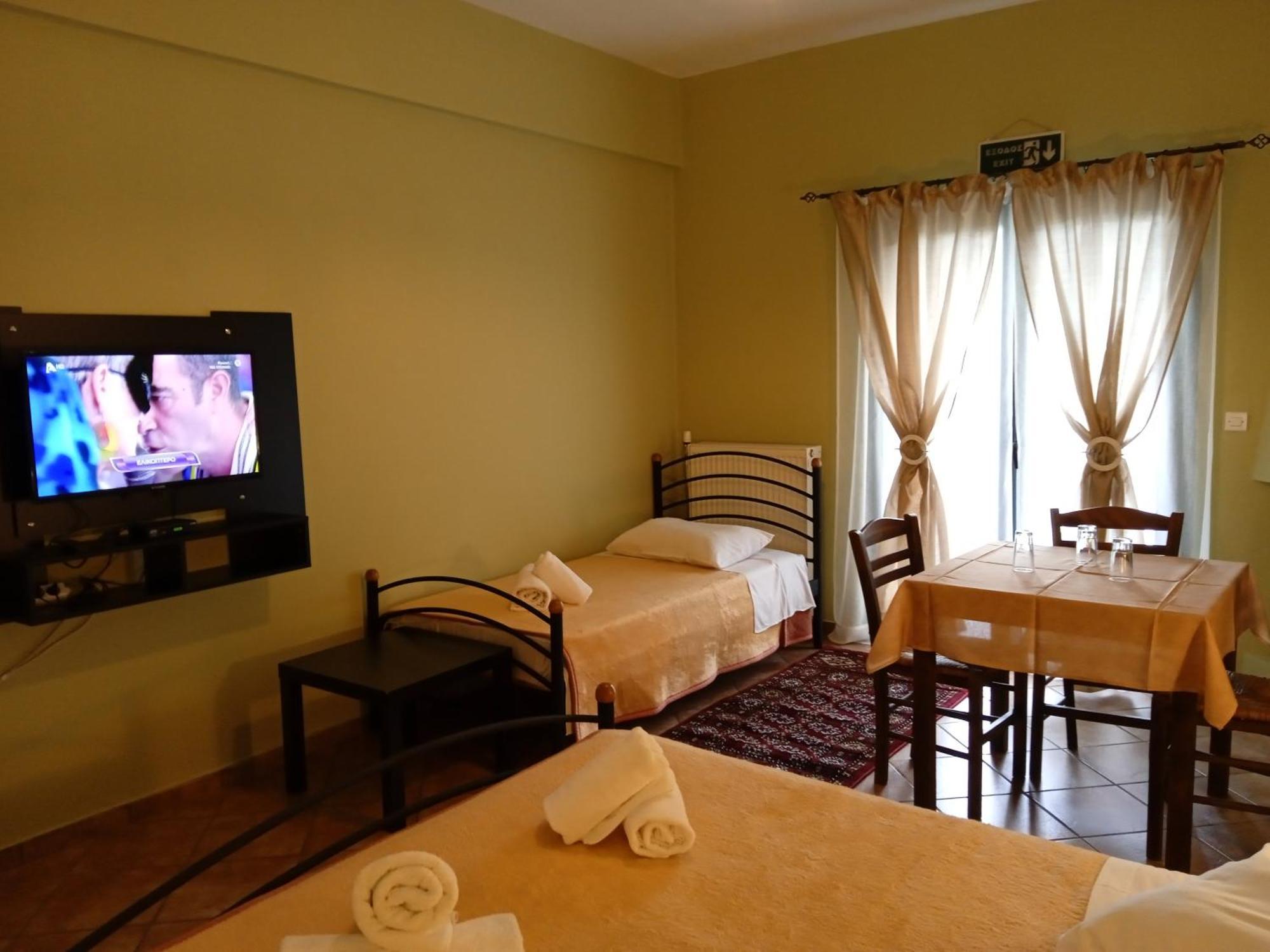 Guesthouse Eleftherios カラブリタ エクステリア 写真