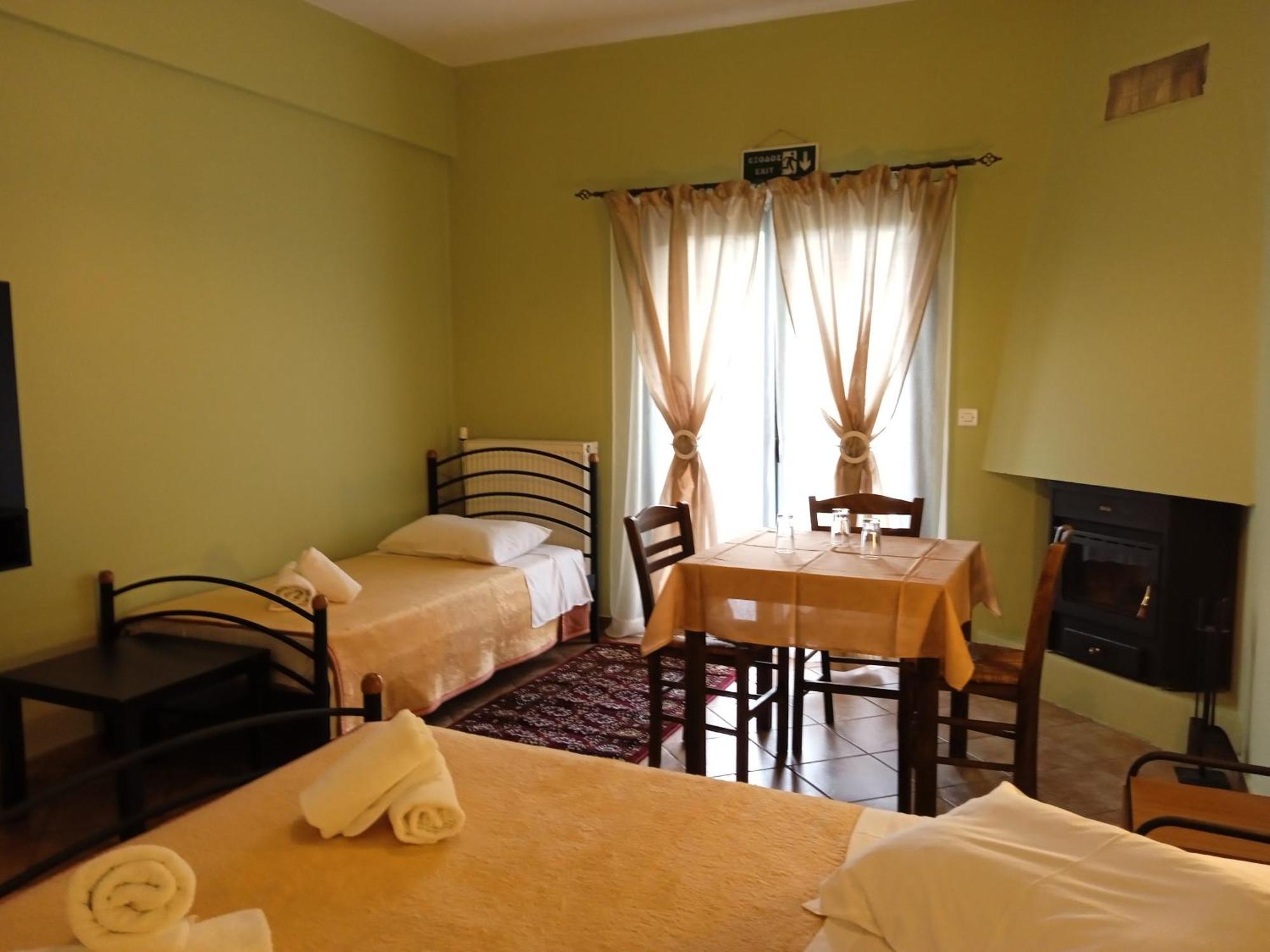 Guesthouse Eleftherios カラブリタ エクステリア 写真