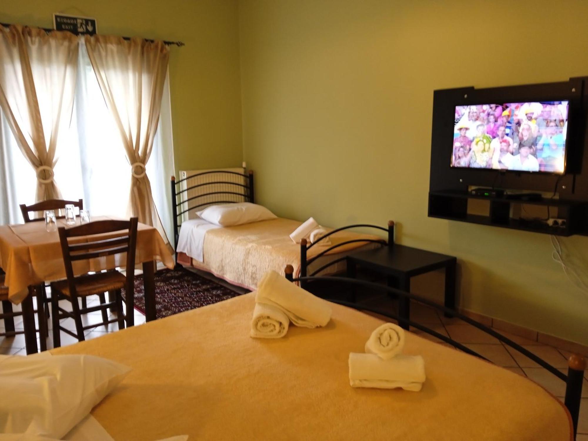 Guesthouse Eleftherios カラブリタ エクステリア 写真
