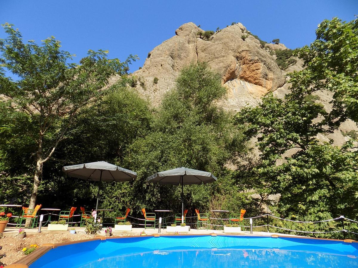 Guesthouse Eleftherios カラブリタ エクステリア 写真